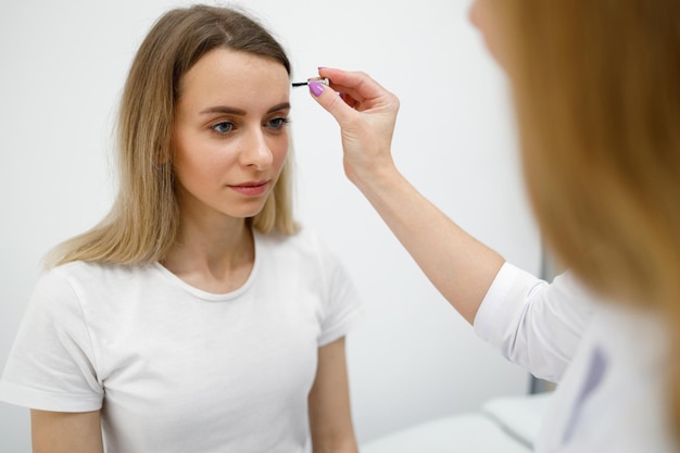Botox na czoło - ile kosztuje ta popularna procedura?