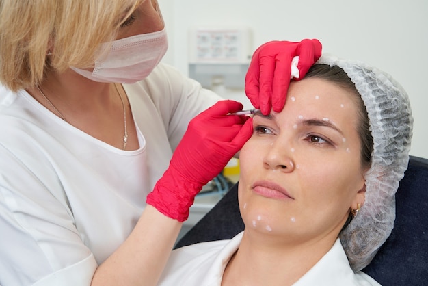Ile kosztuje wstrzyknięcie botoksu w popularnych klinikach?