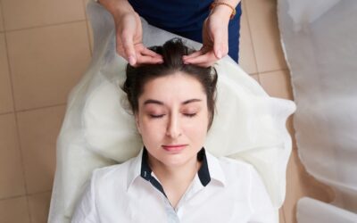 Czy masaż skóry głowy przyspiesza porost włosów?