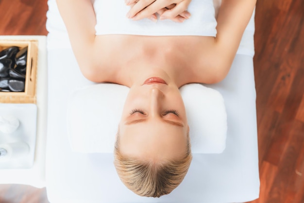 Jak masować głowę masażerem, by poczuć ulgę?