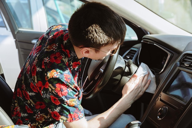 Skóra w samochodzie jak dbać o jej wygląd na co dzień?