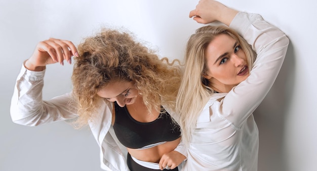 Czym odżywić rozjaśnione włosy, by zachowały blask?