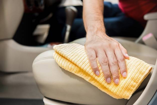 Czym czyścić skórzaną tapicerkę, aby nie uszkodzić powierzchni?